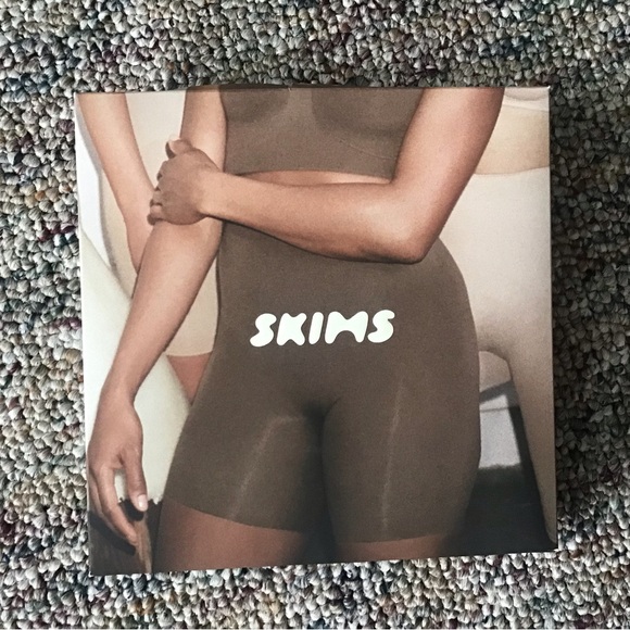 NIB  TAGGED S/M SKIMS SIENNA mid sculpting shorts,firm price - Picture 1 of 13